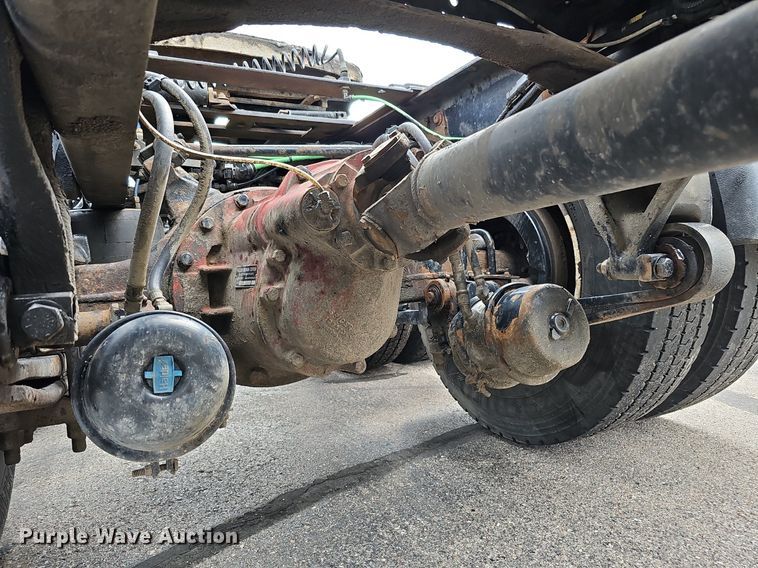 image for item DO2822 2012 Freightliner Cascadia 125  semi truck