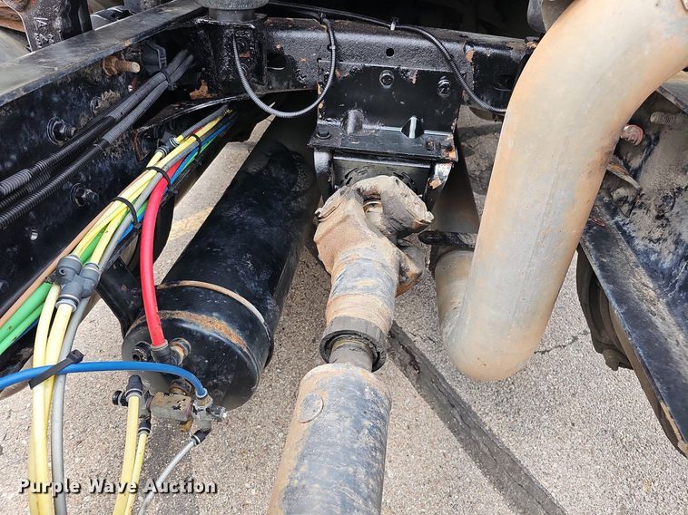 image for item DO2822 2012 Freightliner Cascadia 125  semi truck