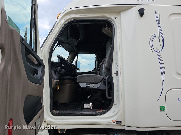image for item DO2822 2012 Freightliner Cascadia 125  semi truck