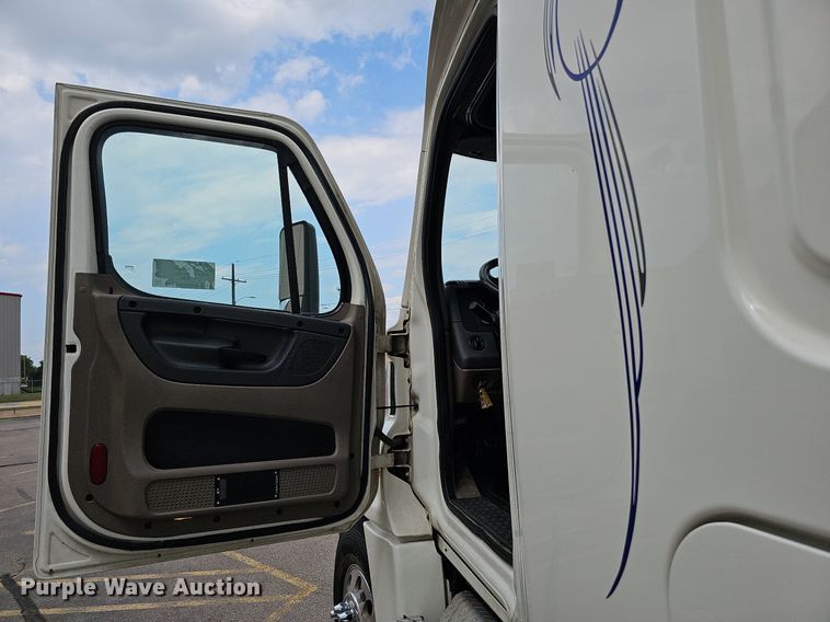 image for item DO2822 2012 Freightliner Cascadia 125  semi truck