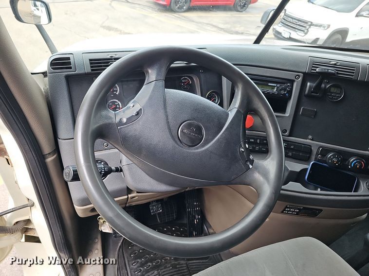 image for item DO2822 2012 Freightliner Cascadia 125  semi truck