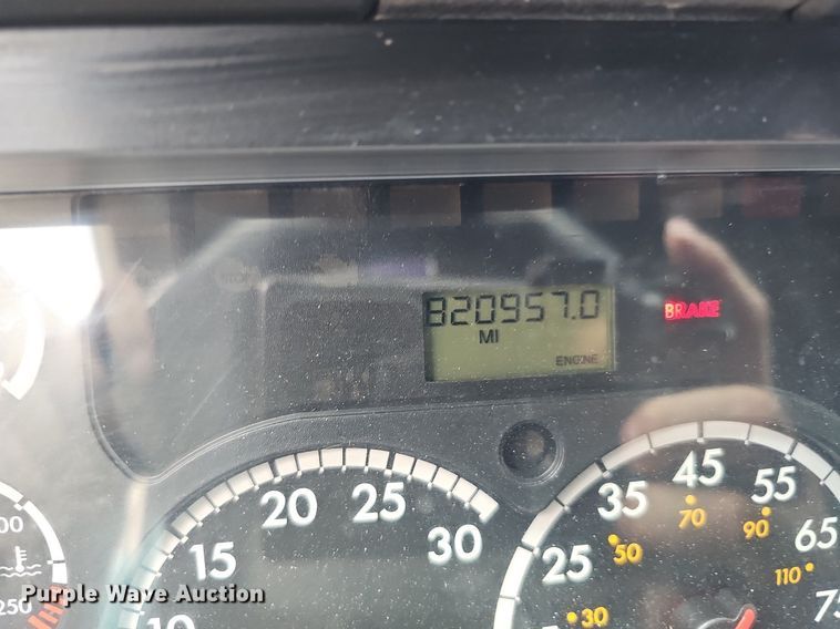 image for item DO2822 2012 Freightliner Cascadia 125  semi truck