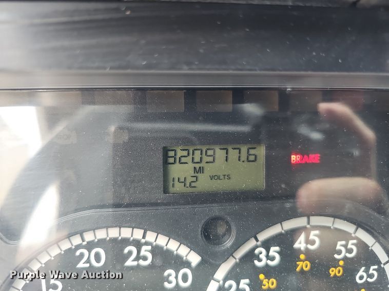 image for item DO2822 2012 Freightliner Cascadia 125  semi truck