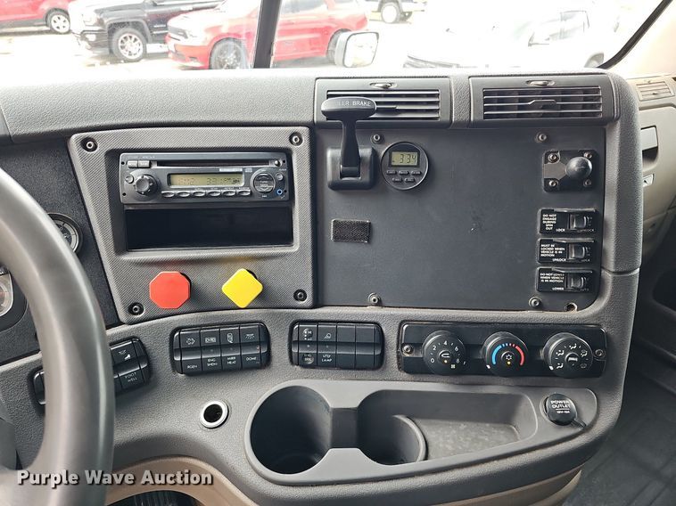 image for item DO2822 2012 Freightliner Cascadia 125  semi truck