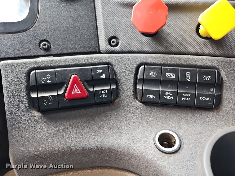 image for item DO2822 2012 Freightliner Cascadia 125  semi truck