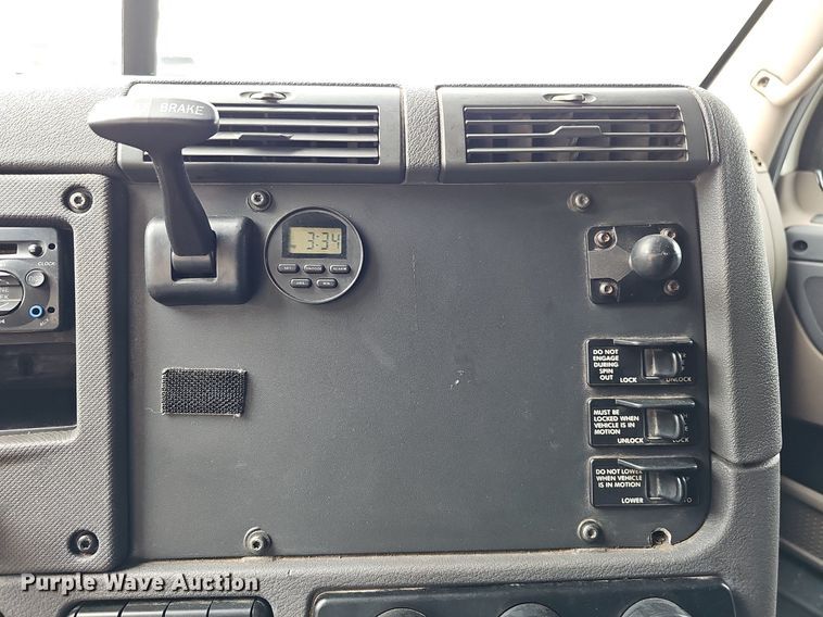 image for item DO2822 2012 Freightliner Cascadia 125  semi truck