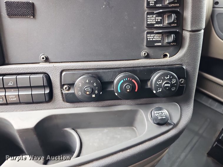 image for item DO2822 2012 Freightliner Cascadia 125  semi truck