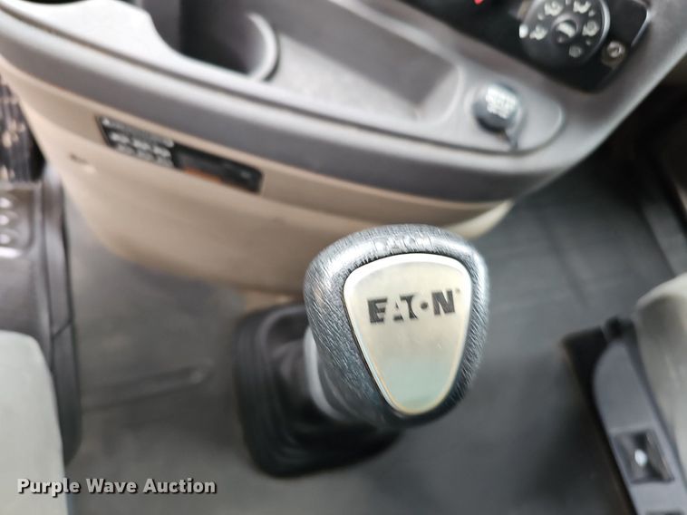 image for item DO2822 2012 Freightliner Cascadia 125  semi truck