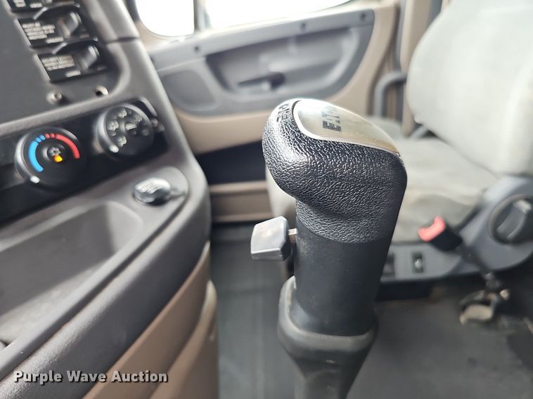 image for item DO2822 2012 Freightliner Cascadia 125  semi truck