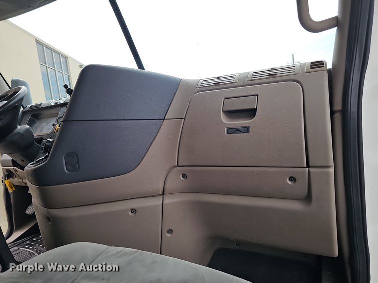 image for item DO2822 2012 Freightliner Cascadia 125  semi truck