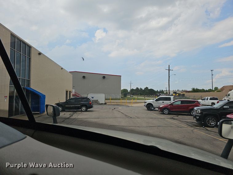 image for item DO2822 2012 Freightliner Cascadia 125  semi truck