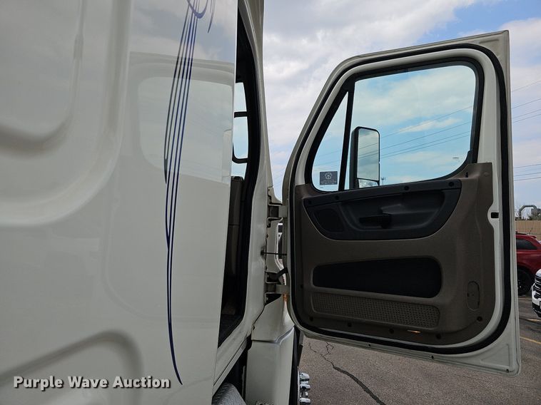 image for item DO2822 2012 Freightliner Cascadia 125  semi truck