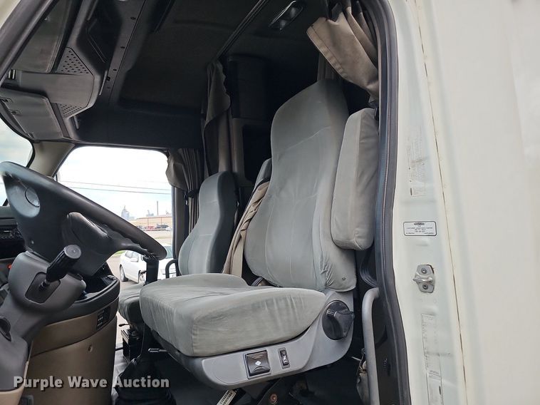 image for item DO2822 2012 Freightliner Cascadia 125  semi truck