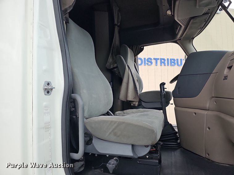 image for item DO2822 2012 Freightliner Cascadia 125  semi truck