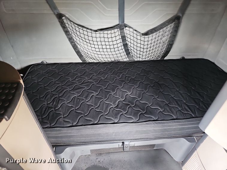 image for item DO2822 2012 Freightliner Cascadia 125  semi truck