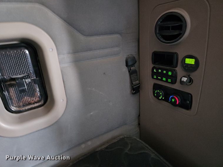 image for item DO2822 2012 Freightliner Cascadia 125  semi truck