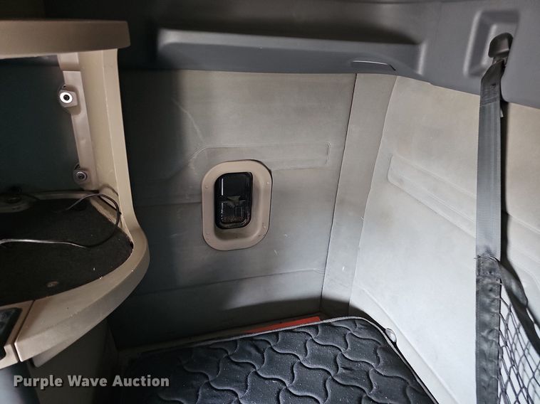 image for item DO2822 2012 Freightliner Cascadia 125  semi truck