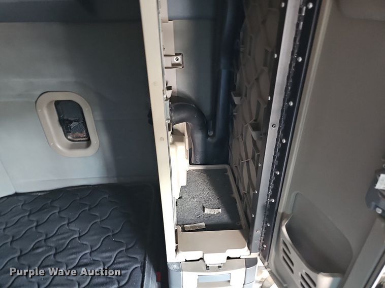 image for item DO2822 2012 Freightliner Cascadia 125  semi truck