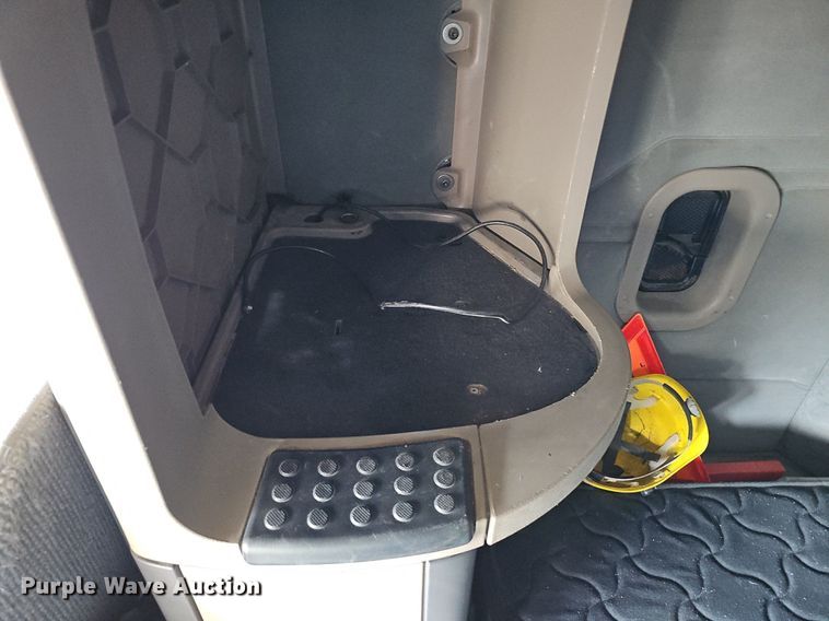 image for item DO2822 2012 Freightliner Cascadia 125  semi truck