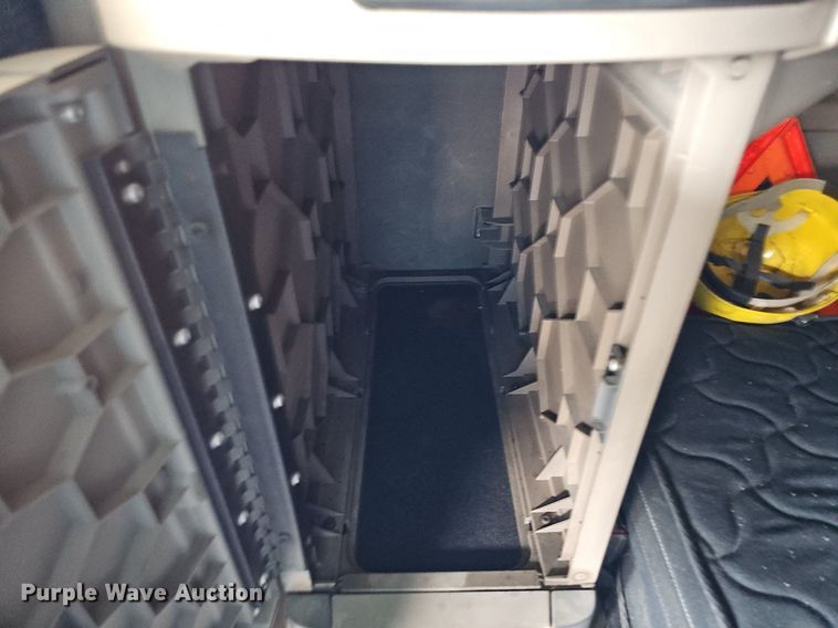 image for item DO2822 2012 Freightliner Cascadia 125  semi truck