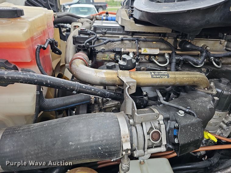 image for item DO2822 2012 Freightliner Cascadia 125  semi truck