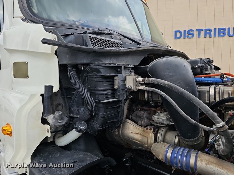 image for item DO2822 2012 Freightliner Cascadia 125  semi truck