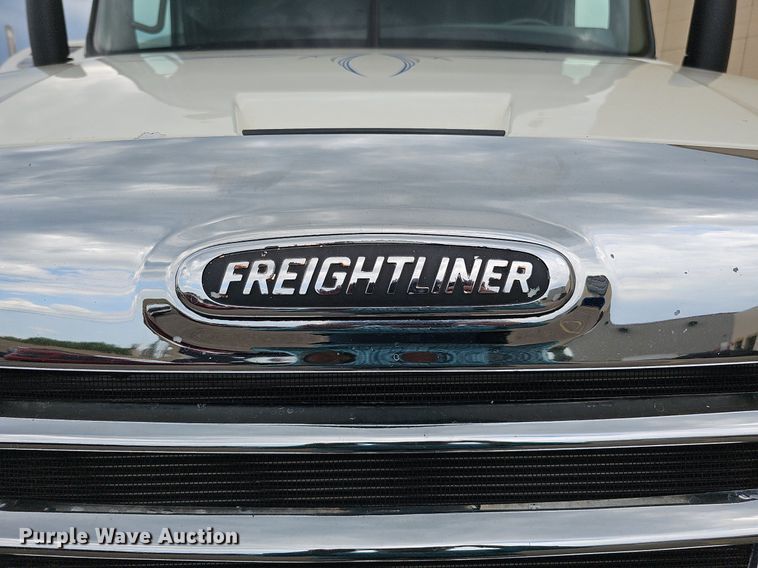 image for item DO2822 2012 Freightliner Cascadia 125  semi truck