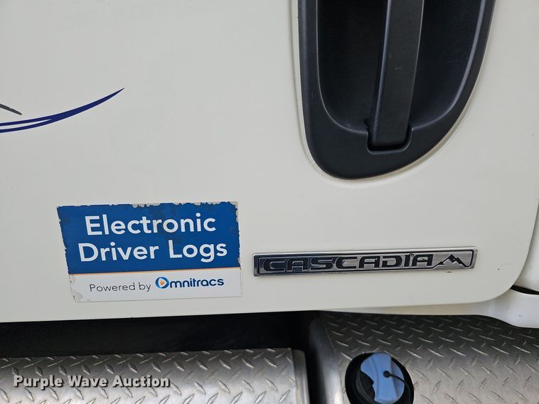 image for item DO2822 2012 Freightliner Cascadia 125  semi truck