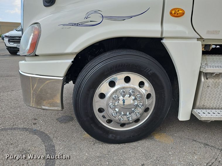 image for item DO2822 2012 Freightliner Cascadia 125  semi truck