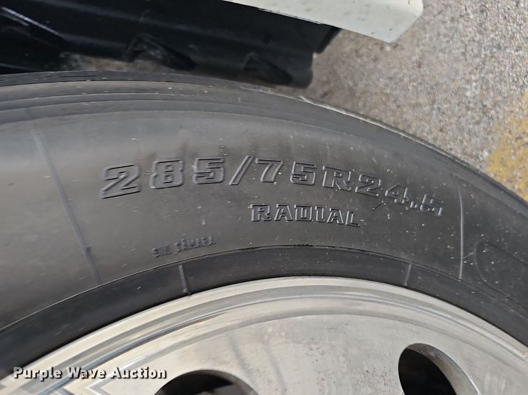 image for item DO2822 2012 Freightliner Cascadia 125  semi truck