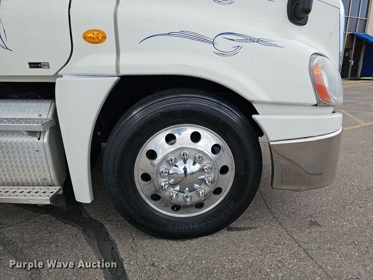 image for item DO2822 2012 Freightliner Cascadia 125  semi truck