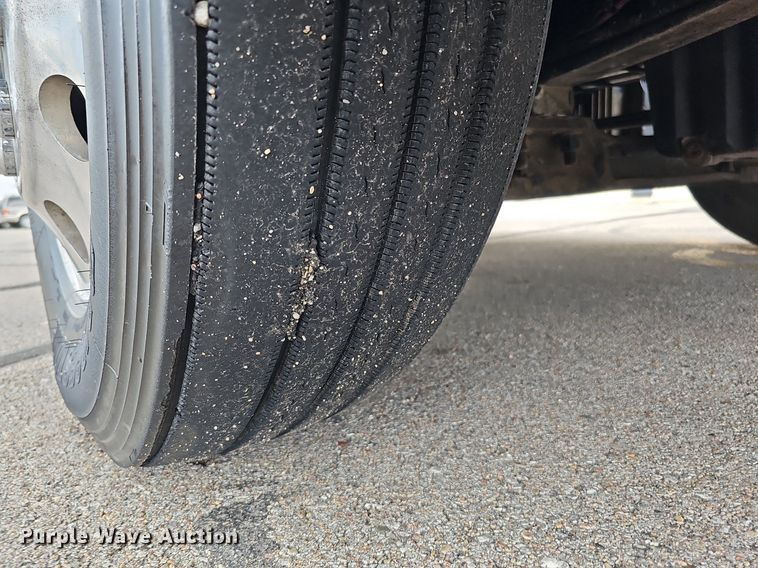 image for item DO2822 2012 Freightliner Cascadia 125  semi truck