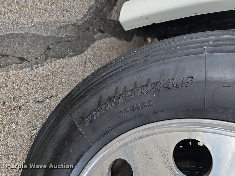 image for item DO2822 2012 Freightliner Cascadia 125  semi truck