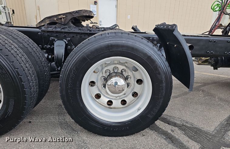 image for item DO2822 2012 Freightliner Cascadia 125  semi truck