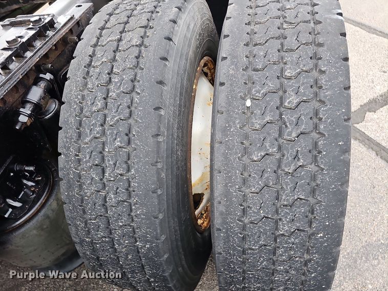 image for item DO2822 2012 Freightliner Cascadia 125  semi truck