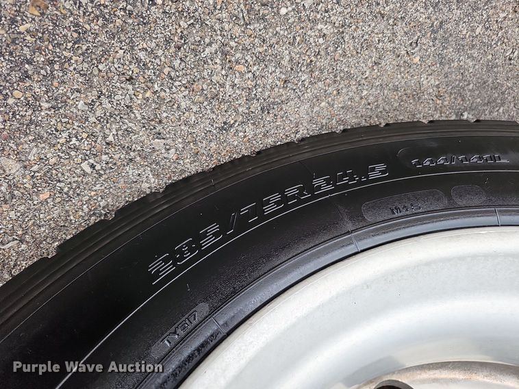 image for item DO2822 2012 Freightliner Cascadia 125  semi truck