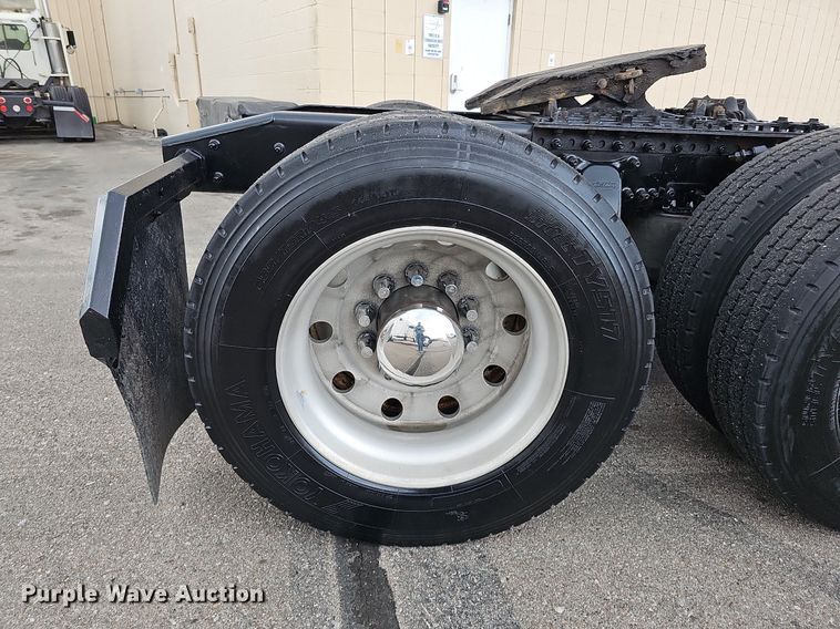 image for item DO2822 2012 Freightliner Cascadia 125  semi truck