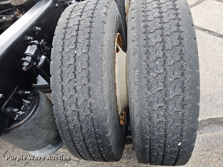 image for item DO2822 2012 Freightliner Cascadia 125  semi truck