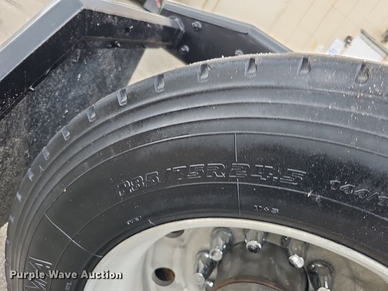 image for item DO2822 2012 Freightliner Cascadia 125  semi truck