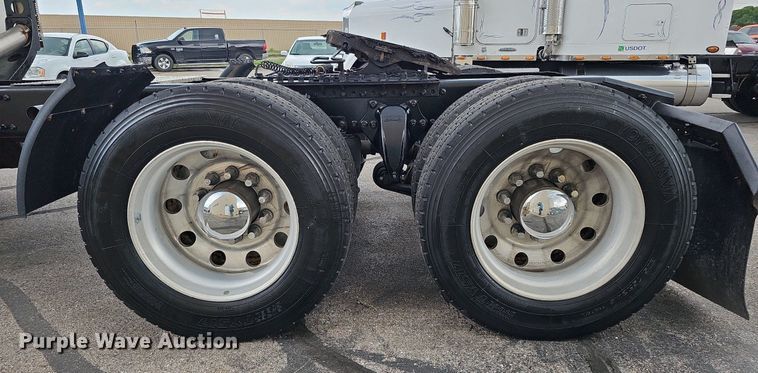 image for item DO2822 2012 Freightliner Cascadia 125  semi truck