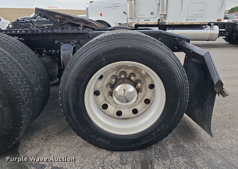 image for item DO2822 2012 Freightliner Cascadia 125  semi truck