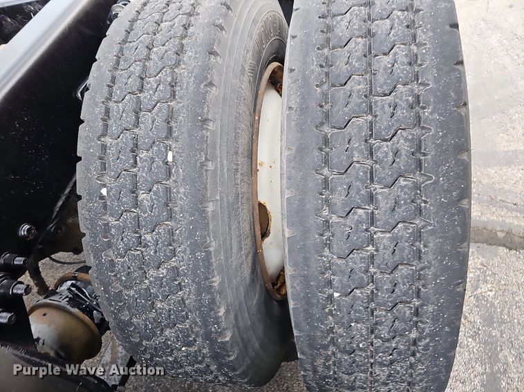 image for item DO2822 2012 Freightliner Cascadia 125  semi truck