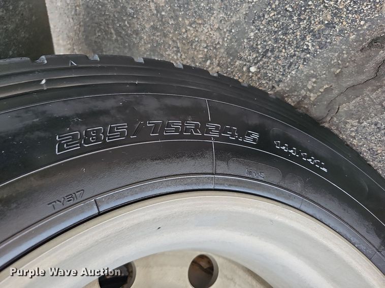 image for item DO2822 2012 Freightliner Cascadia 125  semi truck