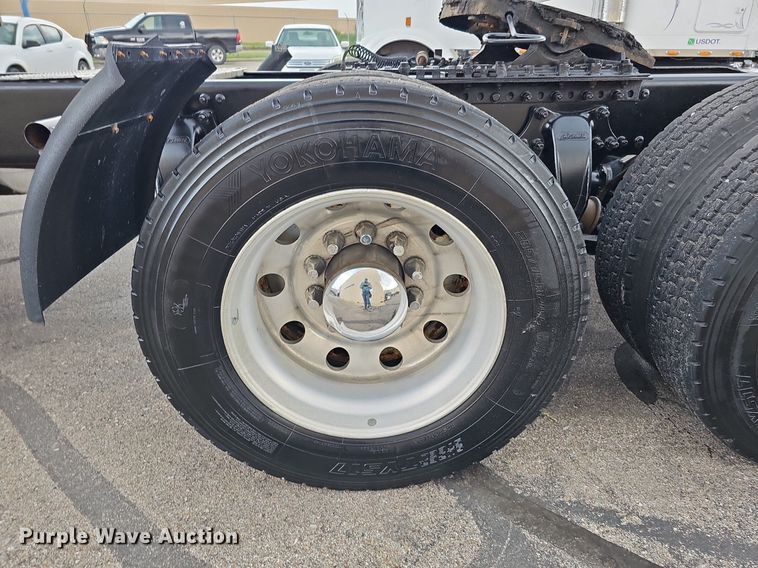 image for item DO2822 2012 Freightliner Cascadia 125  semi truck