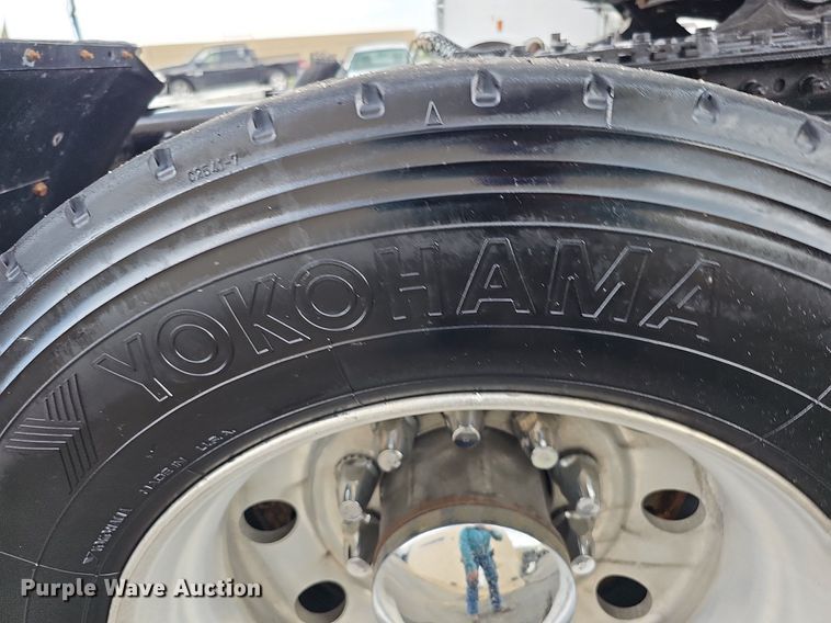 image for item DO2822 2012 Freightliner Cascadia 125  semi truck