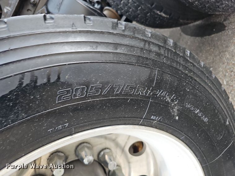 image for item DO2822 2012 Freightliner Cascadia 125  semi truck