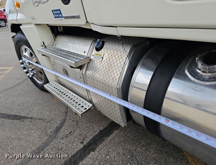 image for item DO2822 2012 Freightliner Cascadia 125  semi truck