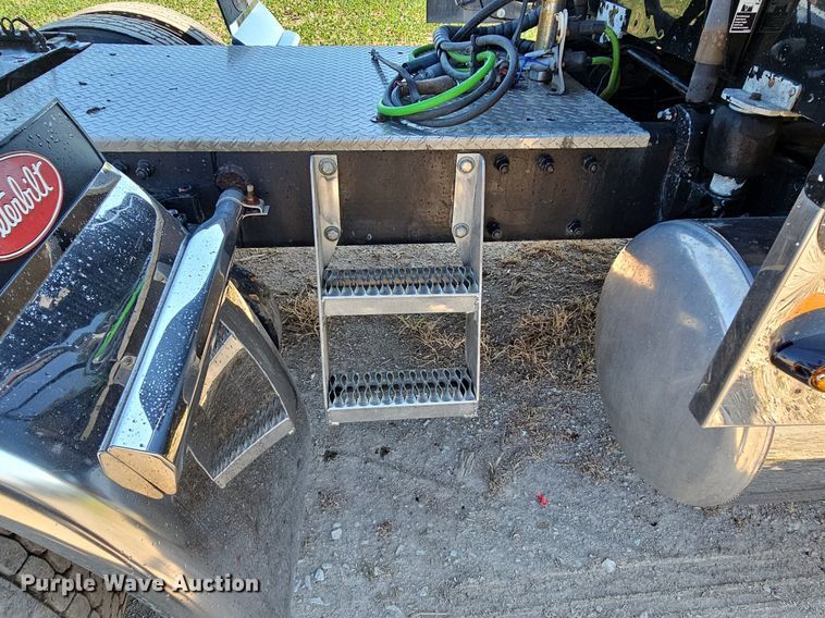 image for item DO2824 2007 Peterbilt 379  semi truck