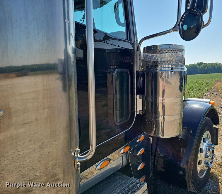 image for item DO2824 2007 Peterbilt 379  semi truck