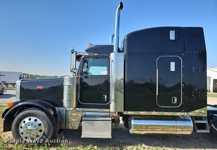 image for item DO2824 2007 Peterbilt 379  semi truck